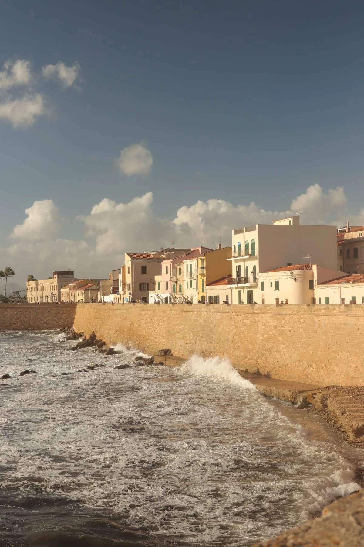 Edifici dai colori caldi sopra i bastioni di Alghero