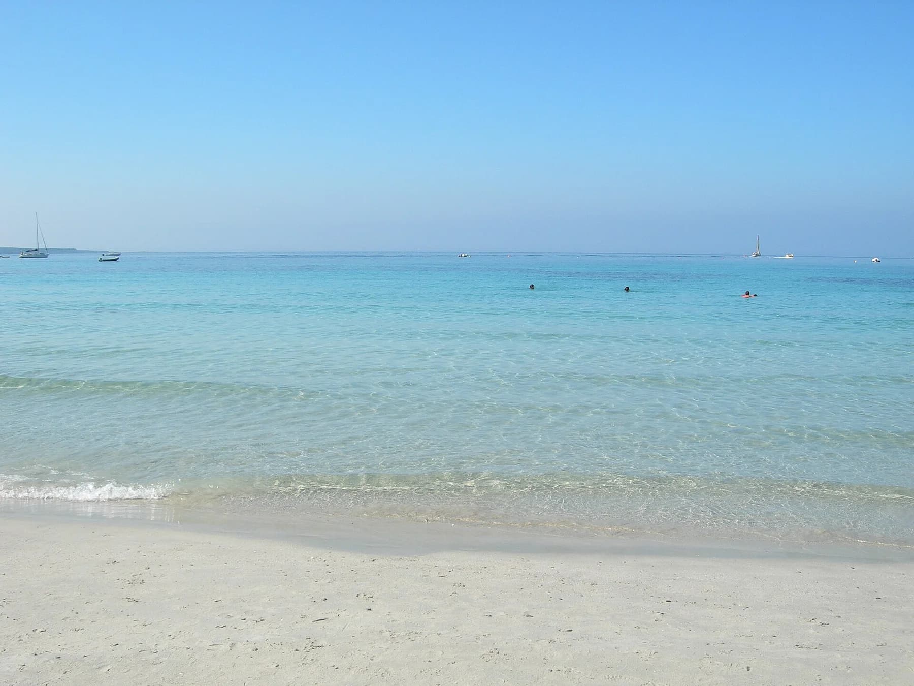 Acqua limpida e bassa e sabbia chiara alla spiaggia di Putzu Idu