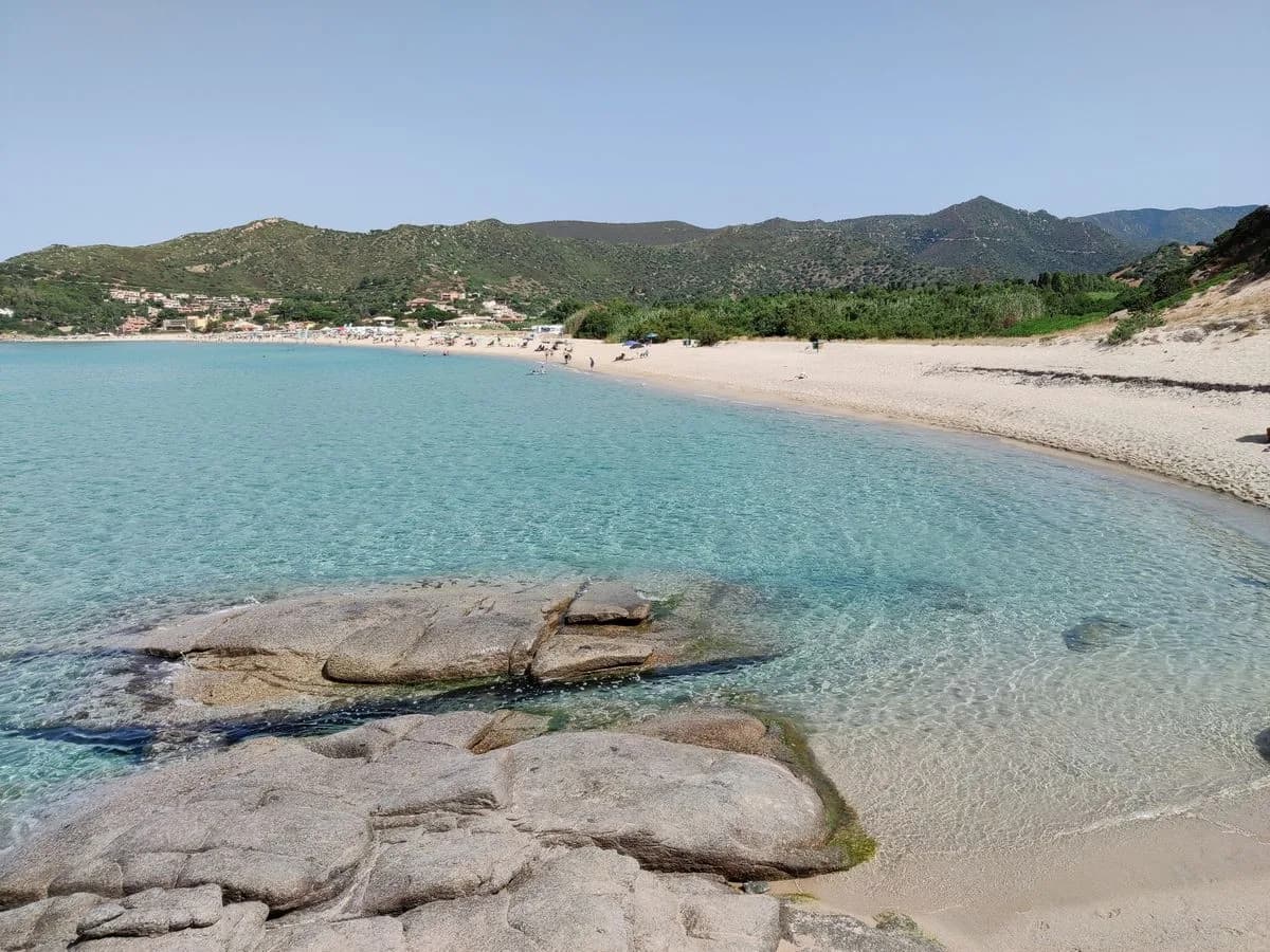 Acqua bassa e limpida e spiaggia sabbiosa a Villasimius