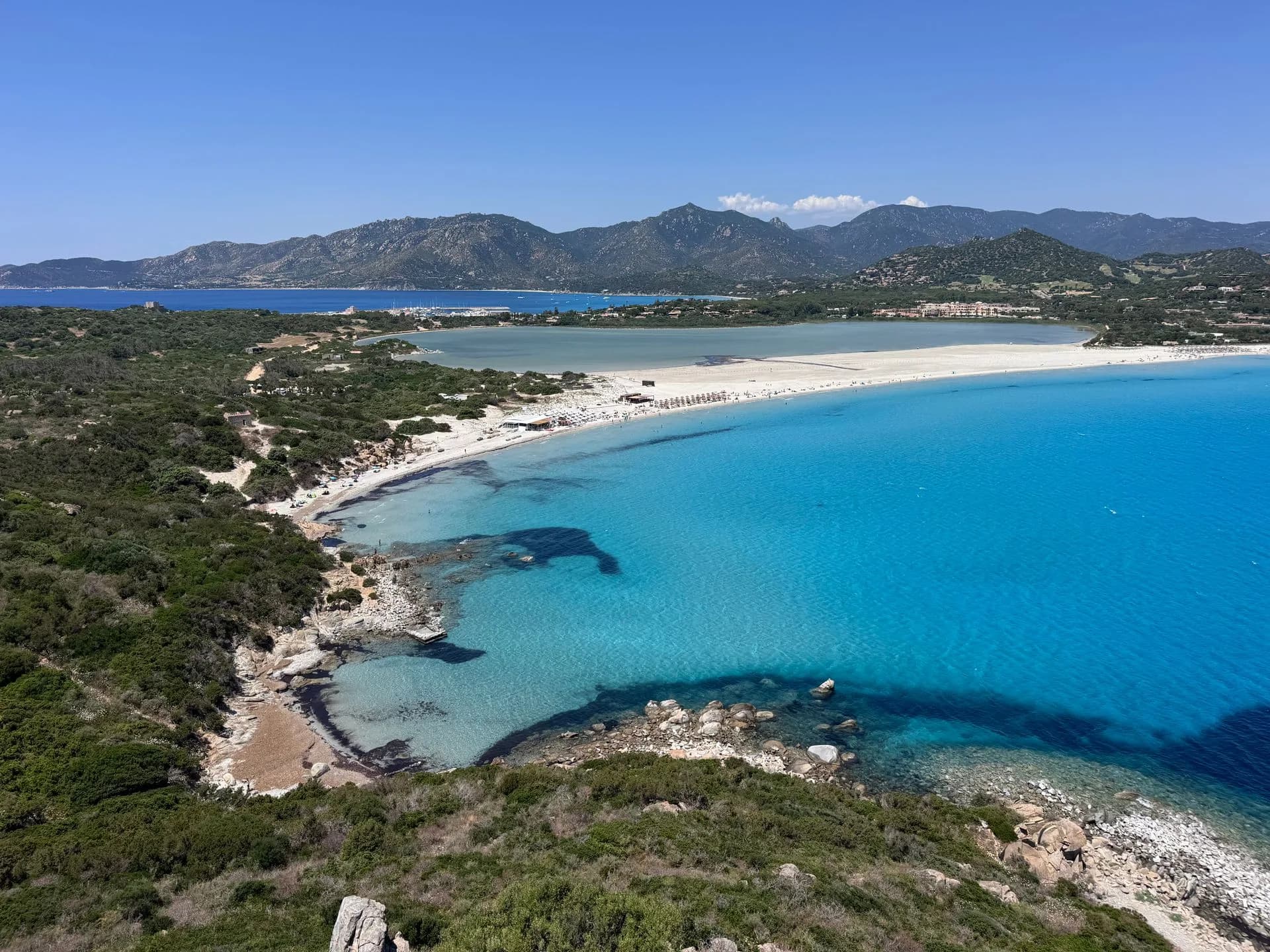 Mare turchese, spiaggia chiara e laguna sulla costa di Villasimius